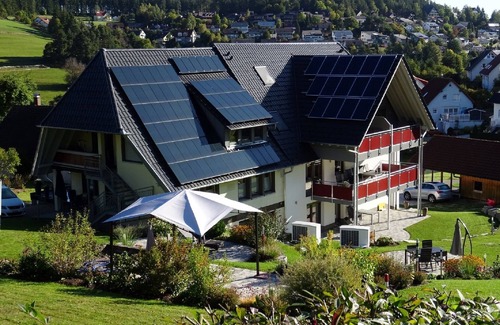 Unterkirnach Apartamento | Apartamento 'Beerewieble' con jardín compartido, balcón y Wi-Fi