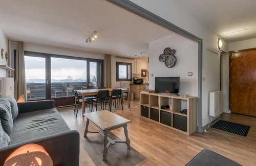 Allevard Apartamento | Apartamento 'Bel Appart Vue Pistes Et Montagnes' con vistas a la montaña y balcón