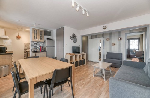 Allevard Apartamento | Apartamento 'Bel Appart Vue Pistes Et Montagnes' con vistas a la montaña y balcón
