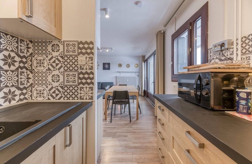 Allevard Apartamento | Apartamento 'Bel Appart Vue Pistes Et Montagnes' con vistas a la montaña y balcón