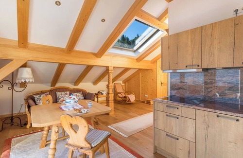 Mittenwald Apartamento | Apartamento 'Bergkristall' Cerca del remonte con vistas a la montaña, Wi-Fi y balcón