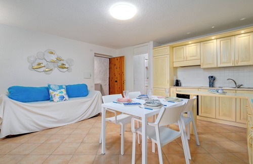 Cugnana Verde Apartamento | Apartamento 'Casa Ioana' con terraza privada, balcón y aire acondicionado