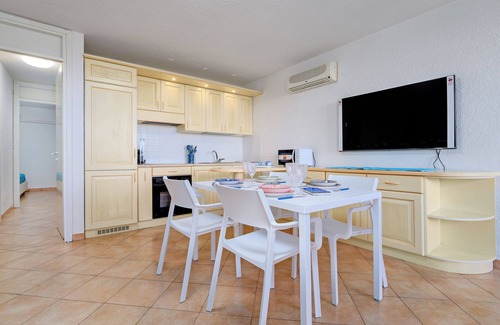 Cugnana Verde Apartamento | Apartamento 'Casa Ioana' con terraza privada, balcón y aire acondicionado