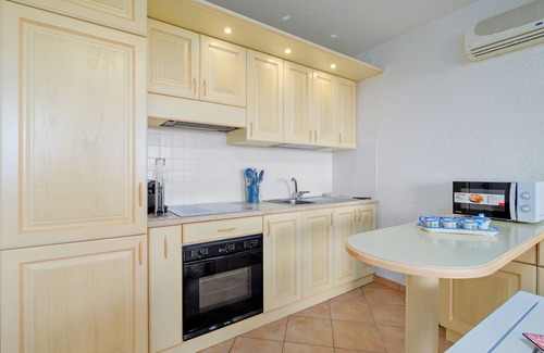 Cugnana Verde Apartamento | Apartamento 'Casa Ioana' con terraza privada, balcón y aire acondicionado