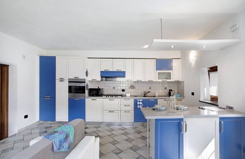 Montan-Angelin-Arensod Apartamento | Apartamento 'Casa Sabrina - Blu' con vistas a la montaña, jardín privado y Wi-Fi