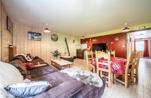 Abondance Apartamento | Apartamento 'Coeur De Charmy' con vistas a la montaña, terraza privada y Wi-Fi
