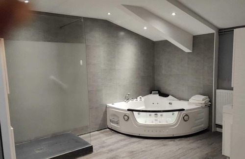 Crest Apartamento | Apartamento-Confortable-Baño en la habitacion-Vista al patio