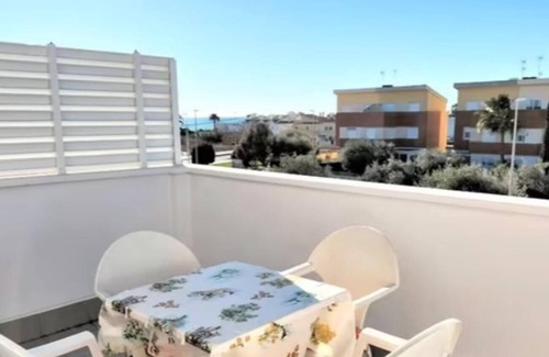 Benicarlo Apartamento | Apartamento 'Duplex Mediterranea' con vistas al mar, piscina compartida y aire acondicionado