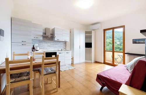 Vezzi Portio Apartamento | Apartamento 'Elena E Joerg 2' con vistas a la montaña, jardín compartido y Wi-Fi