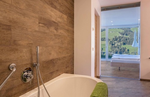 Sarntal Apartamento | Newly Built Apartment “Enzian” in Scenic Area with Mountain View, Wi-Fi, Terrace & Garden; Parking Available