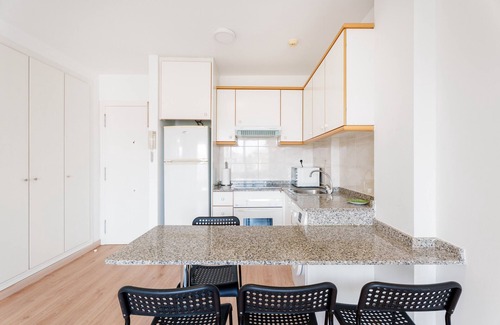 Canet de Berenguer Apartamento | Apartamento 'Lopimar Jose Segrelles' con terraza privada, Wi-Fi y aire acondicionado