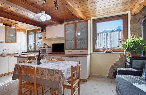 Gignod Apartamento | Apartamento 'Eun Tchì Vo - Gignod' con vistas a la montaña, terraza y barbacoa compartida y Wi-Fi