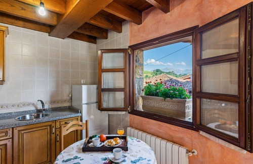 Llenín Casa | Apartamento 'Fana' con vistas a la montaña, jardín privado y Wi-Fi