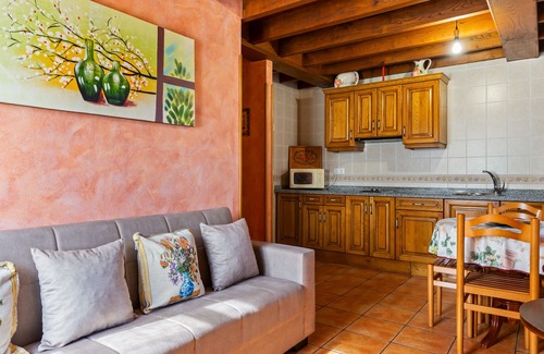 Llenín Casa | Apartamento 'Fana' con vistas a la montaña, jardín privado y Wi-Fi