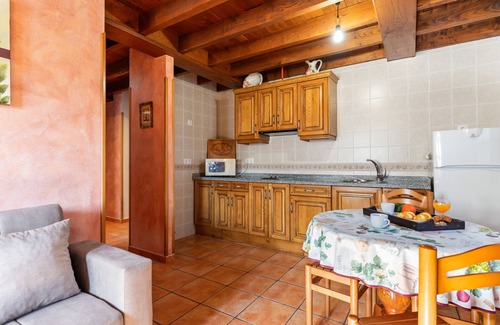 Llenín Casa | Apartamento 'Fana' con vistas a la montaña, jardín privado y Wi-Fi