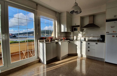 Corcubión Apartamento | Apartamento, primera línea de playa de Quenxe. Vistas al mar