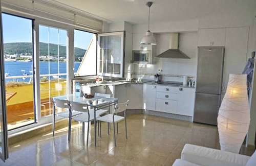 Corcubión Apartamento | Apartamento, primera línea de playa de Quenxe. Vistas al mar