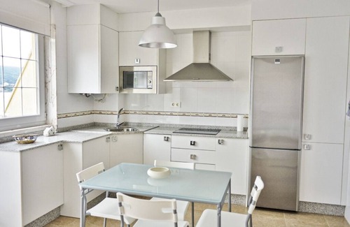 Corcubión Apartamento | Apartamento, primera línea de playa de Quenxe. Vistas al mar