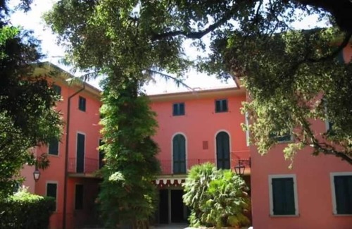 Rosignano Marittimo Apartamento | Casa en villa con terraza con vistas al mar.