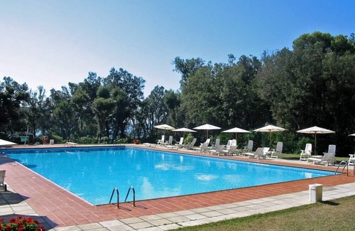 Rosignano Marittimo Apartamento | Casa en villa con terraza con vistas al mar.