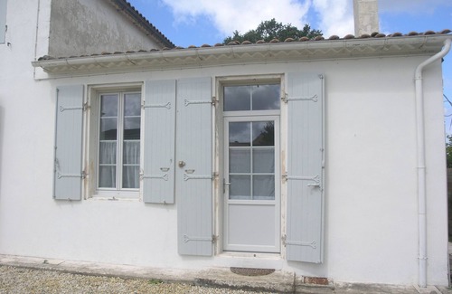Saint-Vivien-de-Medoc Apartamento | Apartment with garden in old house.