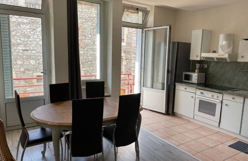 Villefort Apartamento | Apartamento 'Gîte Des Voyageurs' con vistas a la montaña, terraza privada y Wi-Fi