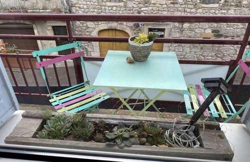 Villefort Apartamento | Apartamento 'Gîte Des Voyageurs' con vistas a la montaña, terraza privada y Wi-Fi