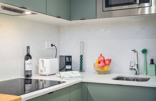 Bahia Dorada Apartamento | Apartamento 'Golden Bay Apartament' con vistas a la montaña, Wi-Fi y aire acondicionado.