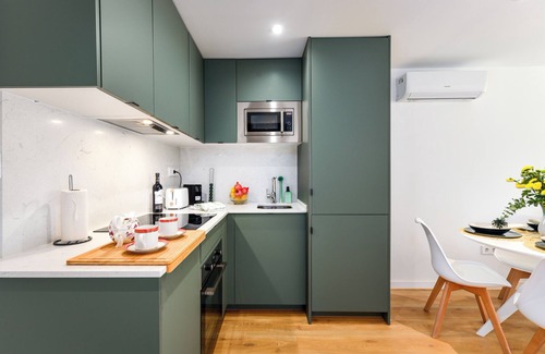 Bahia Dorada Apartamento | Apartamento 'Golden Bay Apartament' con vistas a la montaña, Wi-Fi y aire acondicionado.