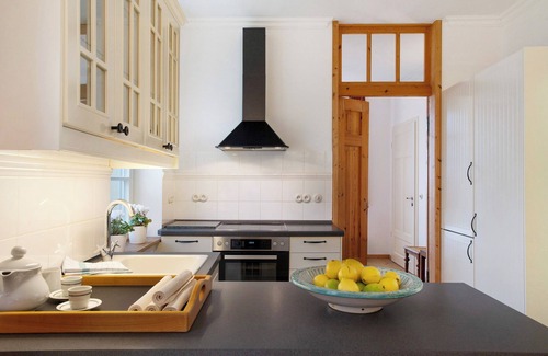 Gingst Apartamento | Apartamento 'Gut Rattelvitz - Parterre West' con vistas al lago, terraza privada y Wi-Fi