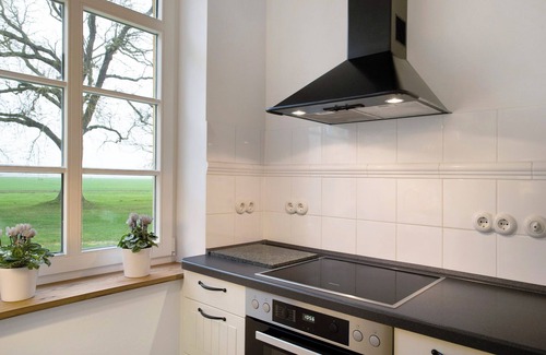 Gingst Apartamento | Apartamento 'Gut Rattelvitz - Parterre West' con vistas al lago, terraza privada y Wi-Fi