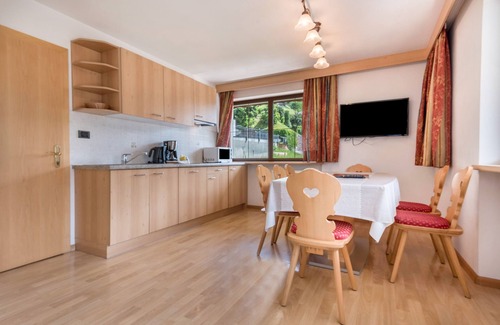 Santa Cristina Val Gardena Apartamento | Apartamento 'Hotel Residence Gardena Stevia 200' con vistas a la montaña, jardín y Wi-Fi