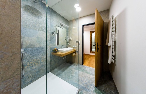 Ebersberg District Apartamento | Apartment "Im Hotel Bichler 103" with Balcony & Wi-Fi