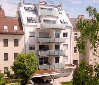 Donaustadt Apartamento | Apartment in a green location with Parking & Balcony, Walking distance to U1 Metro