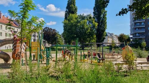Donaustadt Apartamento | Apartment in a green location with Parking & Balcony, Walking distance to U1 Metro