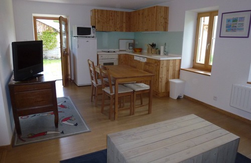 La Roche-de-Rame Apartamento | Apartamento en chalet, a 150 m de un lago natural, amplio jardín, muy tranquilo.