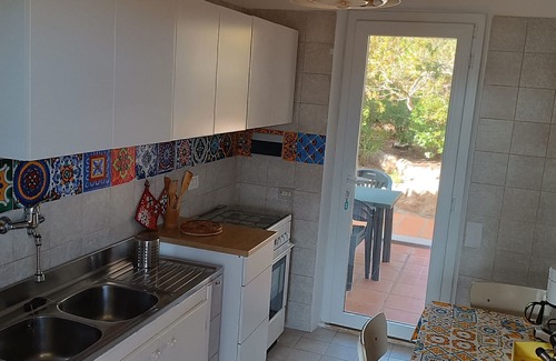 Villaggio Piras Apartamento | Apartamento en casa de la familia rodeado de vegetación