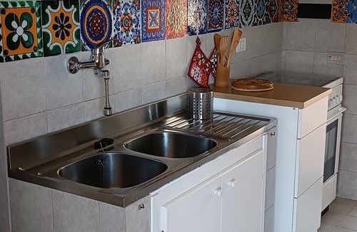 Villaggio Piras Apartamento | Apartamento en casa de la familia rodeado de vegetación