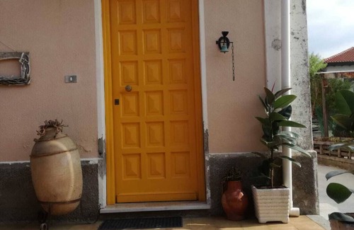 Vallecrosia Apartamento | Apartment in house surrounded by greenery