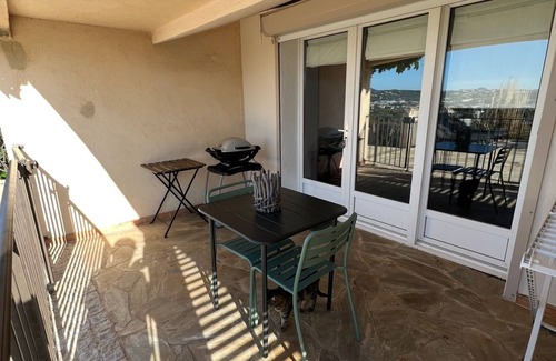 Porto-Vecchio Apartamento | Apartamento en residencia con piscina, vistas al mar y terraza.