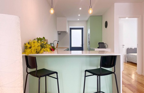 Covilha Apartamento | Apartment in the former working-class neighborhood linked to the wool industry. The bright living room and decor featuring burel pieces evoke the city's history. A fully equipped kitchen, two comfortable bedrooms, and ensure an autentic stay.