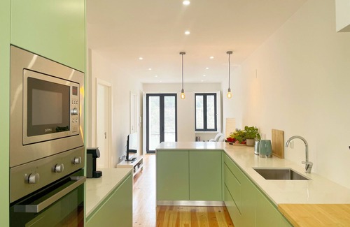 Covilha Apartamento | Apartment in the former working-class neighborhood linked to the wool industry. The bright living room and decor featuring burel pieces evoke the city's history. A fully equipped kitchen, two comfortable bedrooms, and ensure an autentic stay.