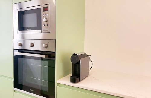 Covilha Apartamento | Apartment in the former working-class neighborhood linked to the wool industry. The bright living room and decor featuring burel pieces evoke the city's history. A fully equipped kitchen, two comfortable bedrooms, and ensure an autentic stay.