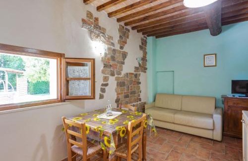 Casole d'Elsa Apartamento | Apartment in Tuscany with Pool and Scenic Views
