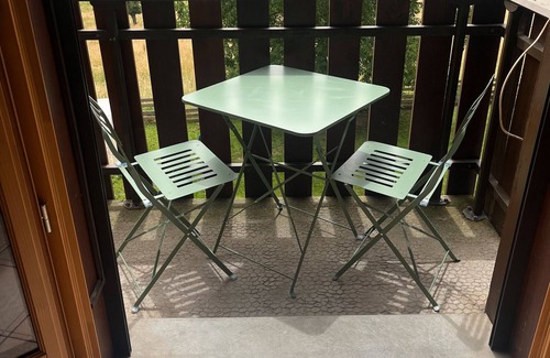 Thyez Apartamento | Apartamento 'Joli T3 À La Montagne' con vistas a la montaña, jardín compartido y balcón