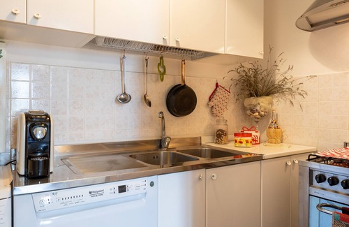 Arezzo Apartamento | Apartamento 'La Casa Di Ettore' con vistas a la montaña, terraza privada y aire acondicionado.