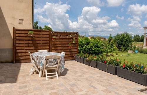 Arezzo Apartamento | Apartamento 'La Casa Di Ettore' con vistas a la montaña, terraza privada y aire acondicionado.
