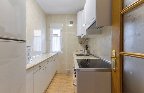 Piedralaves Apartamento | Apartamento 'La Serradilla' con vistas a la montaña, terraza privada y aire acondicionado.