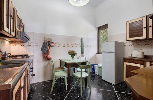 Borzonasca Apartamento | Apartamento 'La Squazza' con vistas a la montaña, terraza privada y Wi-Fi