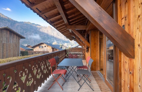 Samoens Apartamento | Apartamento 'Le Lou Clerouzy - 6 Personnes' con vistas a la montaña, balcón y Wi-Fi